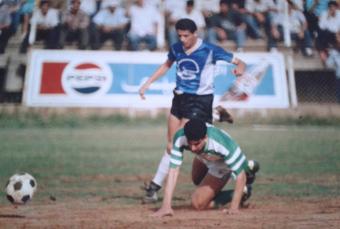 لقطة للّاعب فوزي يمين خلال مباراة أمام فريق الأنصار 