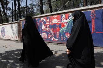 ترامب يُنزل خامنئي عن شجرة "سرو أبركوه"