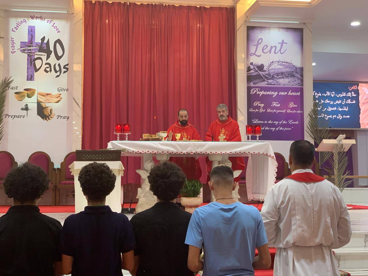 بالصور: قداديس الشعانين عمت الكنائس في الإمارات