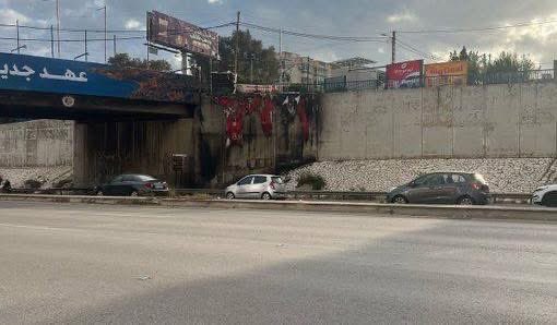 بالصور - بعد ساعات على رفعها... إحراق لافتات عهد لبنان الجديد على طريق المطار