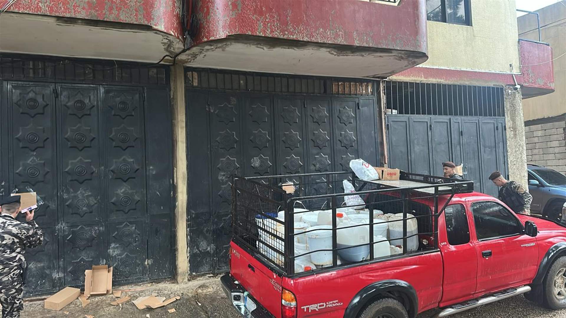 بهذه المواد يزور العسل ويبيعه بأسعار متدنية