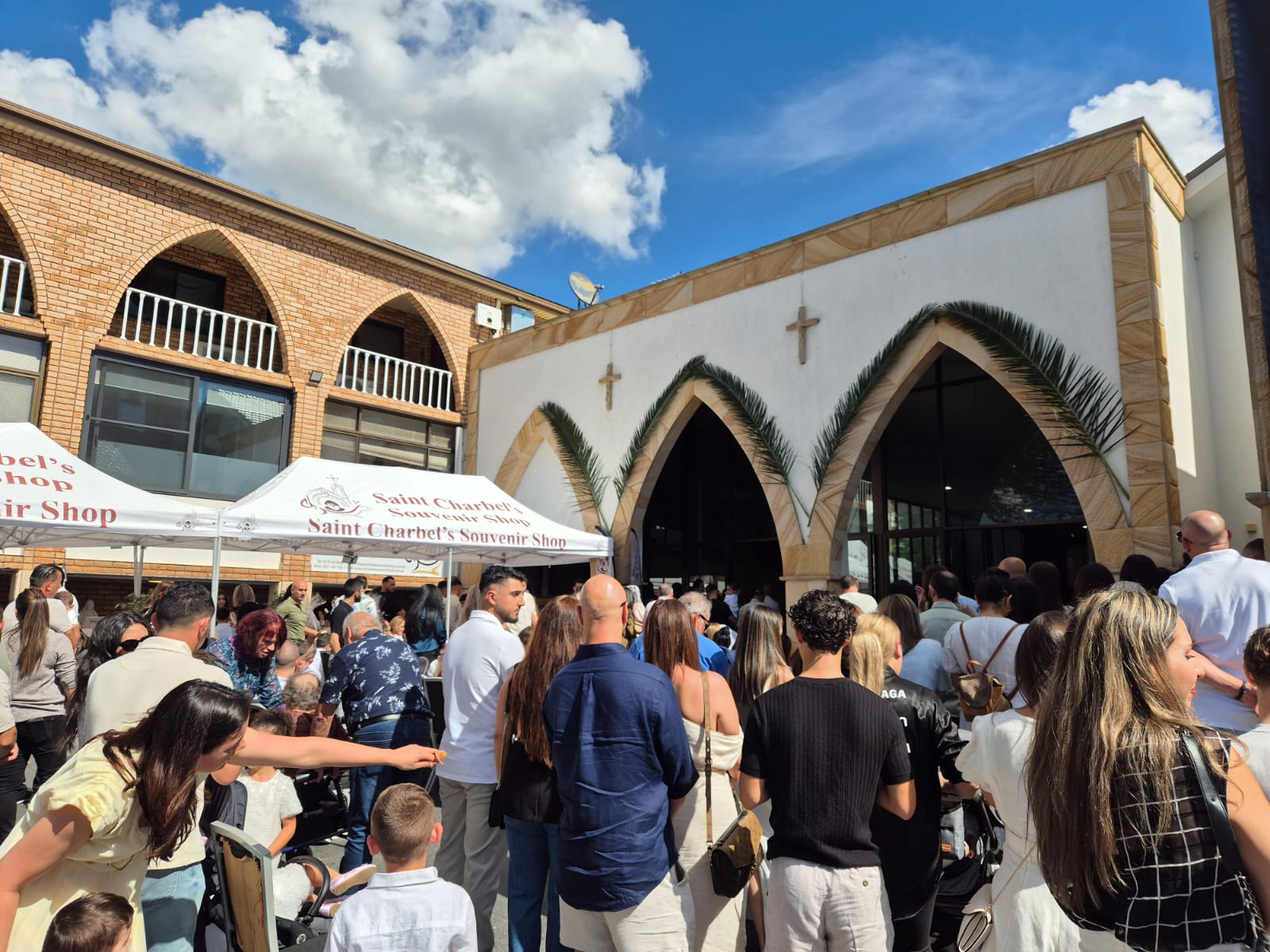 بالصور: تطواف مشترك للطوائف المسيحية في أستراليا