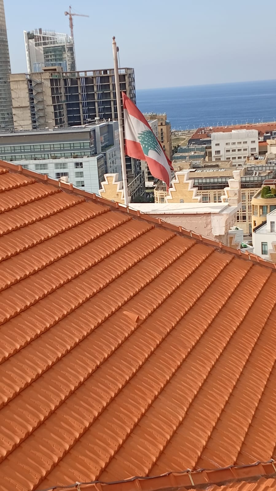 بالصور - تنكيس العلم اللبناني فوق السراي الحكومي حدادا