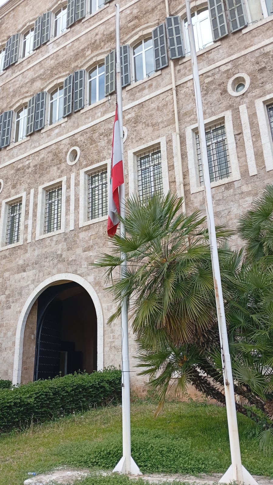 بالصور - تنكيس العلم اللبناني فوق السراي الحكومي حدادا