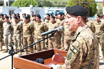 قائد الجيش يتفقّد قيادة فوج الحدود البرية الأول ويعزّي بالشهيد فادي الجاسم