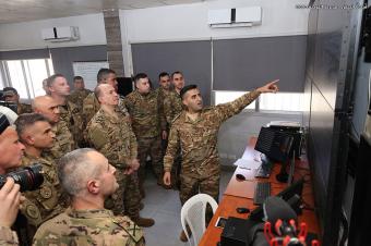 قائد الجيش يتفقّد قيادة فوج الحدود البرية الأول ويعزّي بالشهيد فادي الجاسم