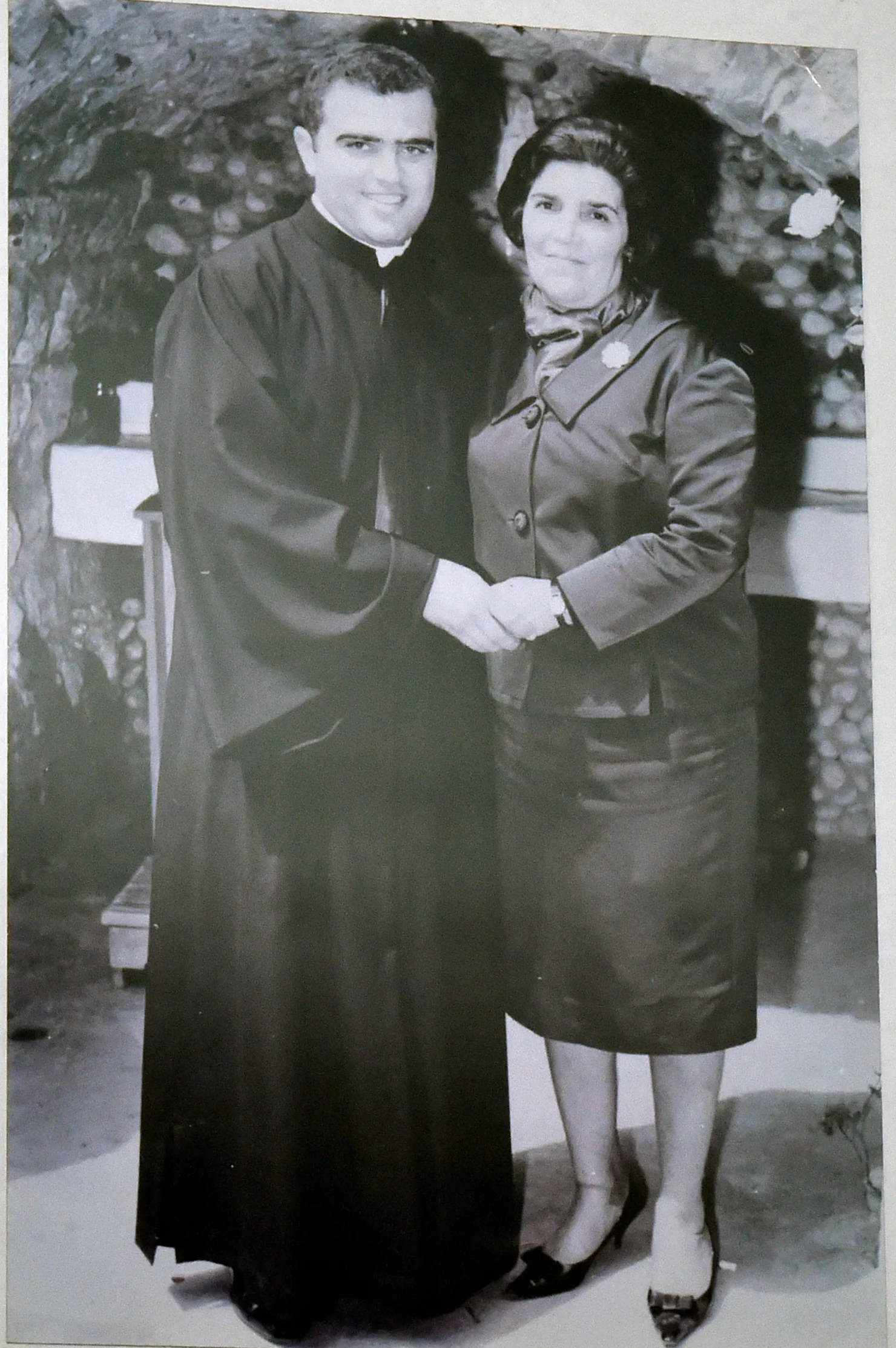 عزف تعال بيننا وحكى عن آلامه وترانيمه والجمعة العظيمة الأب منصور لبكي: لا أحمل ضغينة لأحد وبرحمة إمي لم أرتكب جريمة