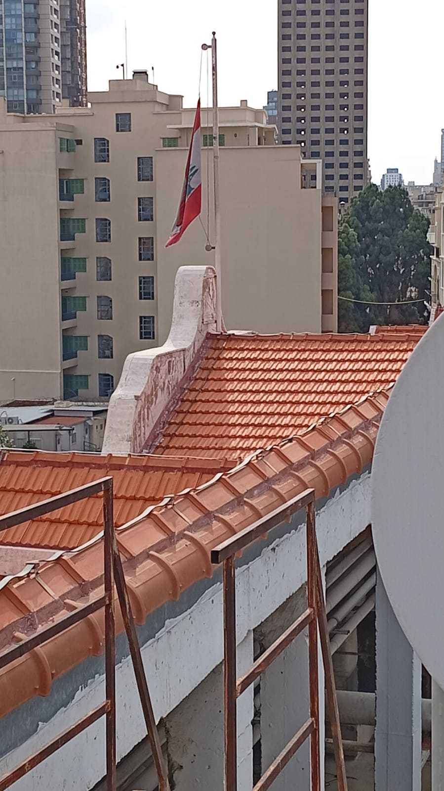 بالصور - تنكيس العلم اللبناني فوق السراي الحكومي حدادا