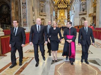 بعد مشاركتهما في جنازة البابا...الرئيس عون واللبنانية الاولى عادا الى بيروت