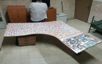 الجيش يوقف 3 أشخاص بتهمة حيازة مخدرات