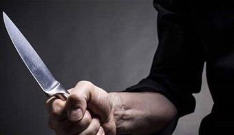 طلب منهما وضع الكمامة... فطعنتاه!