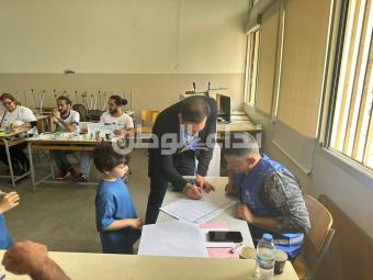 بالصور: أوغست باخوس يصوّت بصمت…