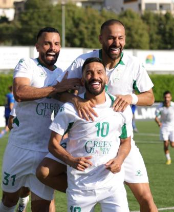 فرحة لاعبي الأنصار بعد تسجيل معتوق هدف الفوز