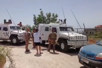 بالفيديو - مواطن يعترض طريق دورية لـ "اليونيفيل" في ياطر جنوب لبنان