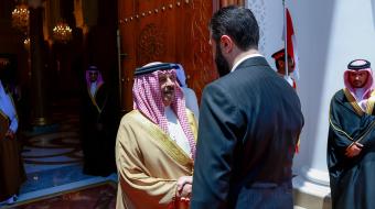 ملك البحرين يستقبل الشرع