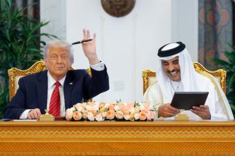 وقع ترامب وبن حمد على عدد من الاتفاقات المهمة في الدوحة أمس (رويترز)