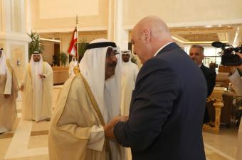 أمير الكويت يعلن رفع التمثيل الدبلوماسي مع لبنان