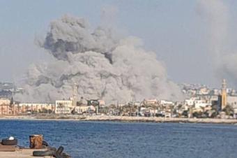 إسرائيل تهاجم ميناءين باليمن وتتوعد بملاحقة زعيم الحوثيين