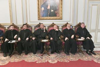 الراعي يبارك الكاهن الجديد سامر الحلال خلال استقبال وفد المرسلين الموارنة