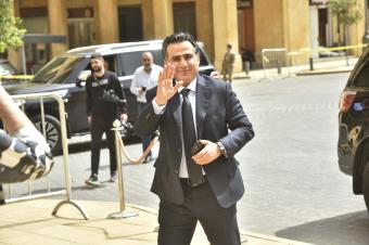 مستشار بالإيد ولا 10 وزراء عالشجرة