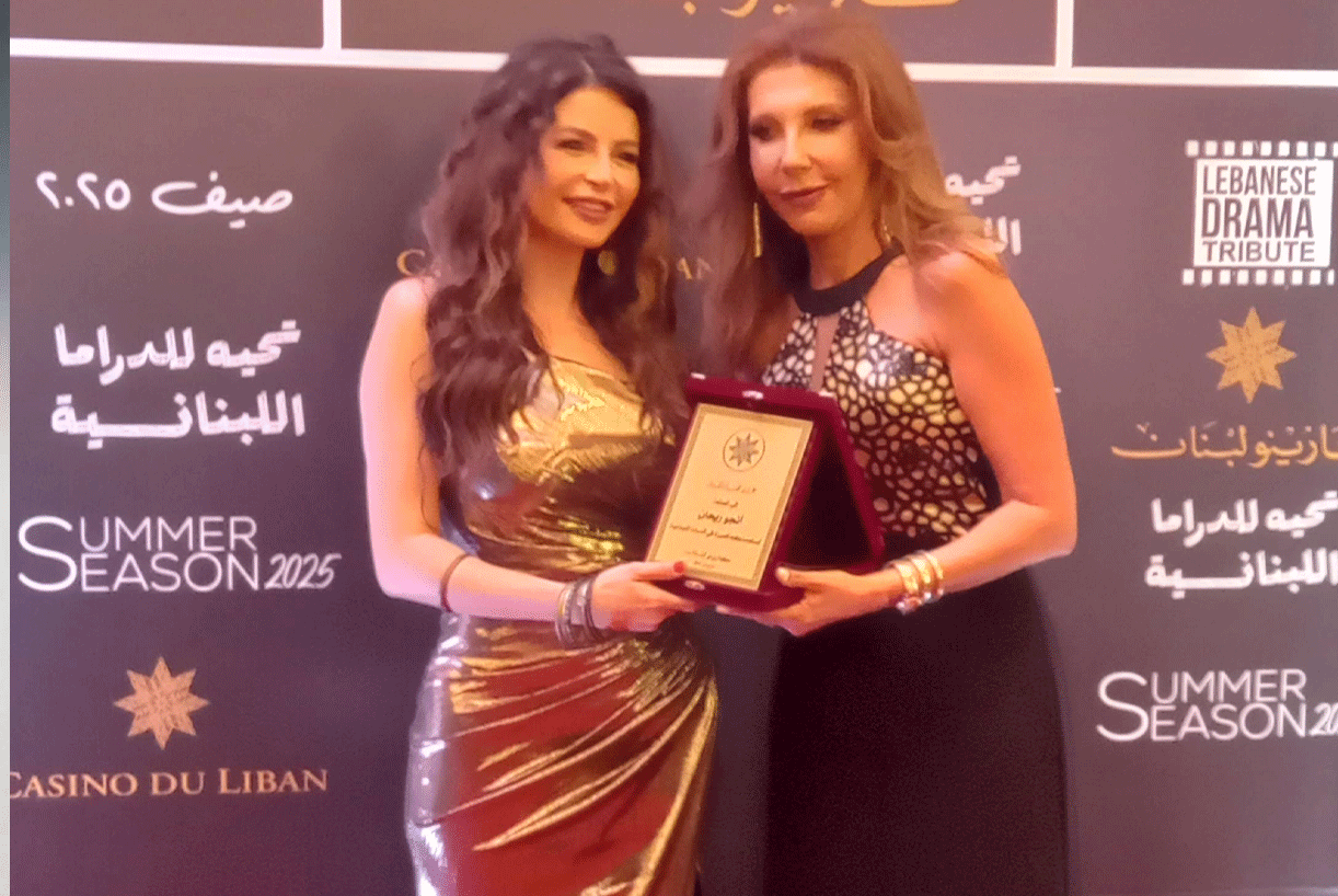 الممثلة أنجو ريحان تتسلّم تكريمها (نداء الوطن)