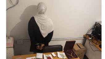 انتحلت صفة محامية وسرقت خزنة تحوي ذهباً ودولارات