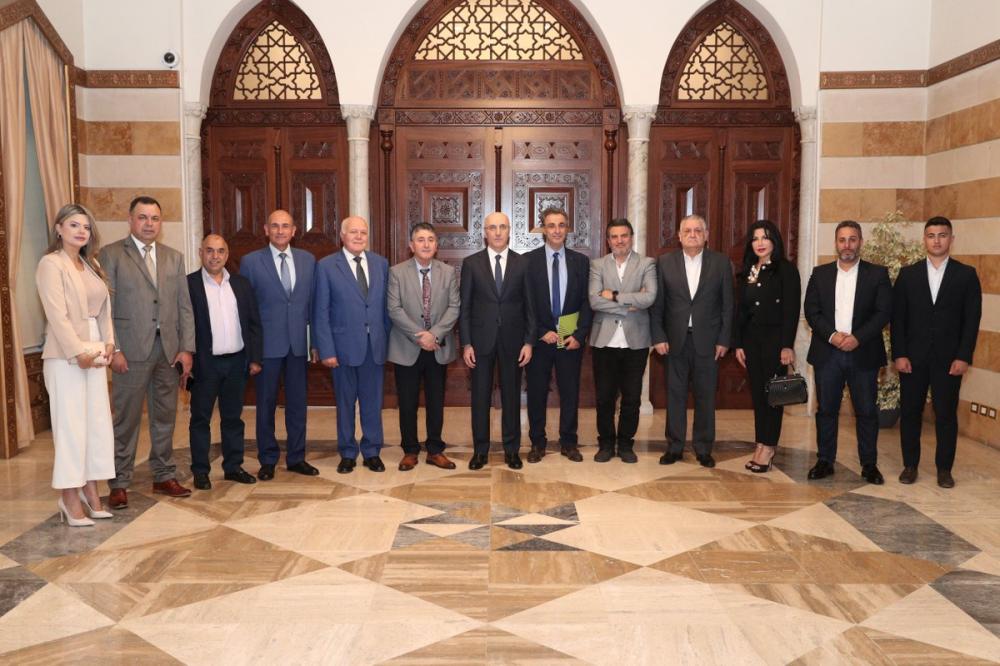 الحجار يلتقي وفدًا من جمعية 