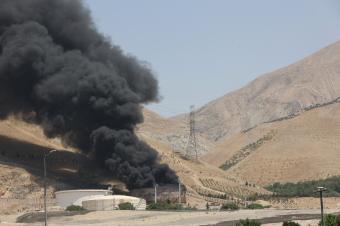 الدخان يتصاعد من مستودع شاران للنفط أمس (رويترز)