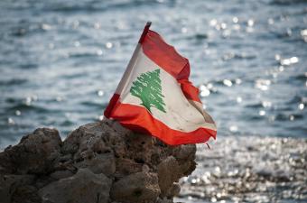 الدفاع عن لبنان ليس حصرًا عسكريًا:
أربعة عناصر