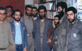 متوسليان إلى جانب المرشد السيد علي الخامنئي