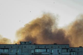 موسكو تتصدى لـ94 مسيّرة وتُغلق أجواءها جزئيًا
