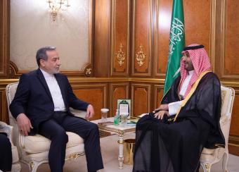 بن سلمان يلتقي عراقجي ويبحثان العلاقات والمستجدات الإقليمية