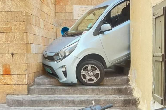سيارة عالقة بدرج عين المريسة... السبب Google Maps