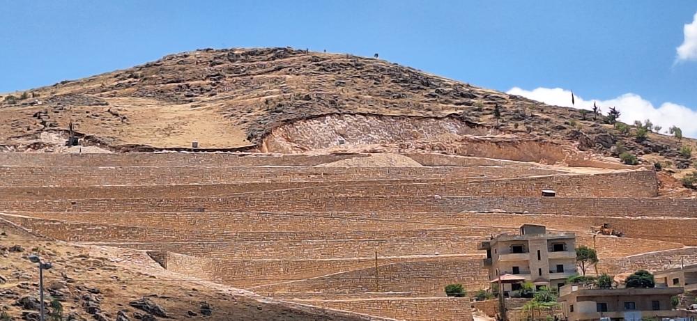سطو على ردميات من أملاك عامة على مقربة من حدود المصنع... وعلى عينك يا دولة