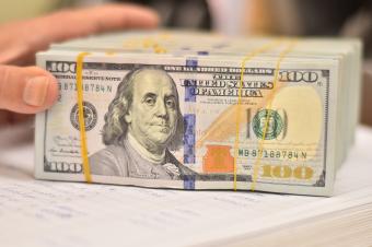 مصرف لبنان يُلزم بقبول كل أوراق الدولار الأصلية دون تمييز