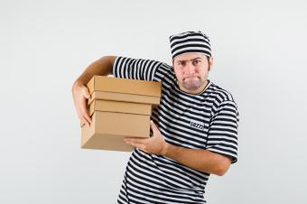 الشرطة تبيع سلعًا مسروقة