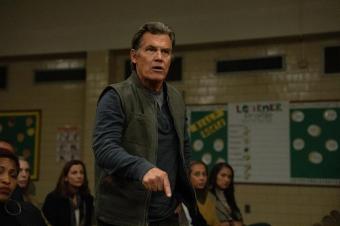 يُقدّم المُمثّل Josh Brolin أداءً ثابتًا كأبٍ مفجوع