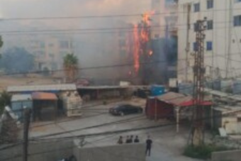 اخماد حريق كبير شب بالقرب من المستشفى اللبناني الايطالي - صور