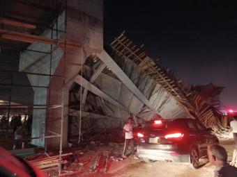 بالفيديو والصور: ضحايا بانهيار جسر قيد التنفيذ فوق السيارات في كربلاء