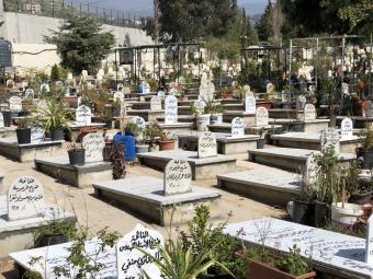 المخيمات الفلسطينية... ضيق الحياة يلاحق الأحياء والموتى