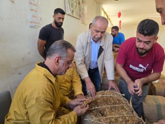 بالصور - الريجي تتسلم محصول التبغ في بلدة عدشيت الجنوبية