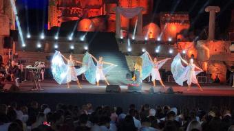 من لوحات المهرجان