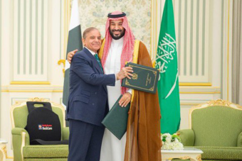 السعودية وباكستان توقعان اتفاقية دفاع مشترك