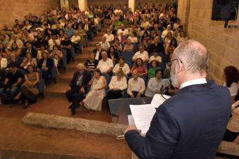 منظّم المهرجان الياس خلاط ملقيًا كلمته (تصوير إسبر ملحم)