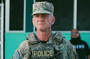 الكولونيل "Lockjaw" يؤدي دوره Sean Penn