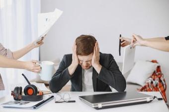 العمل تحت الضغط... كيف يحوّل التوتر بيئة العمل إلى عبء نفسي؟