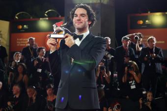 المخرج Benny Safdie متسلّمًا "الأسد الفضي"