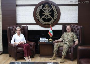 قائد الجيش يستقل كبير مستشاري "الدفاع البريطانية" لشؤون الشرق الأوسط