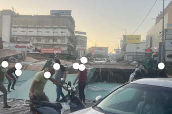 انقلاب شاحنة على طريق المكلس