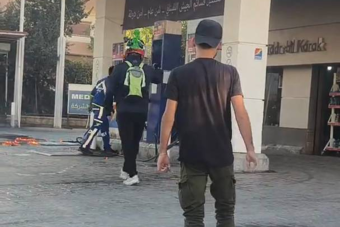 بالفيديو: عامل يُشعل النار في محطة وقود بالبقاع والشركة توضح